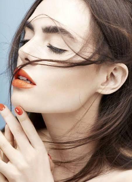 你可以没有爱情但不可以没有面包,可以没有爱情不能没有口红和香水