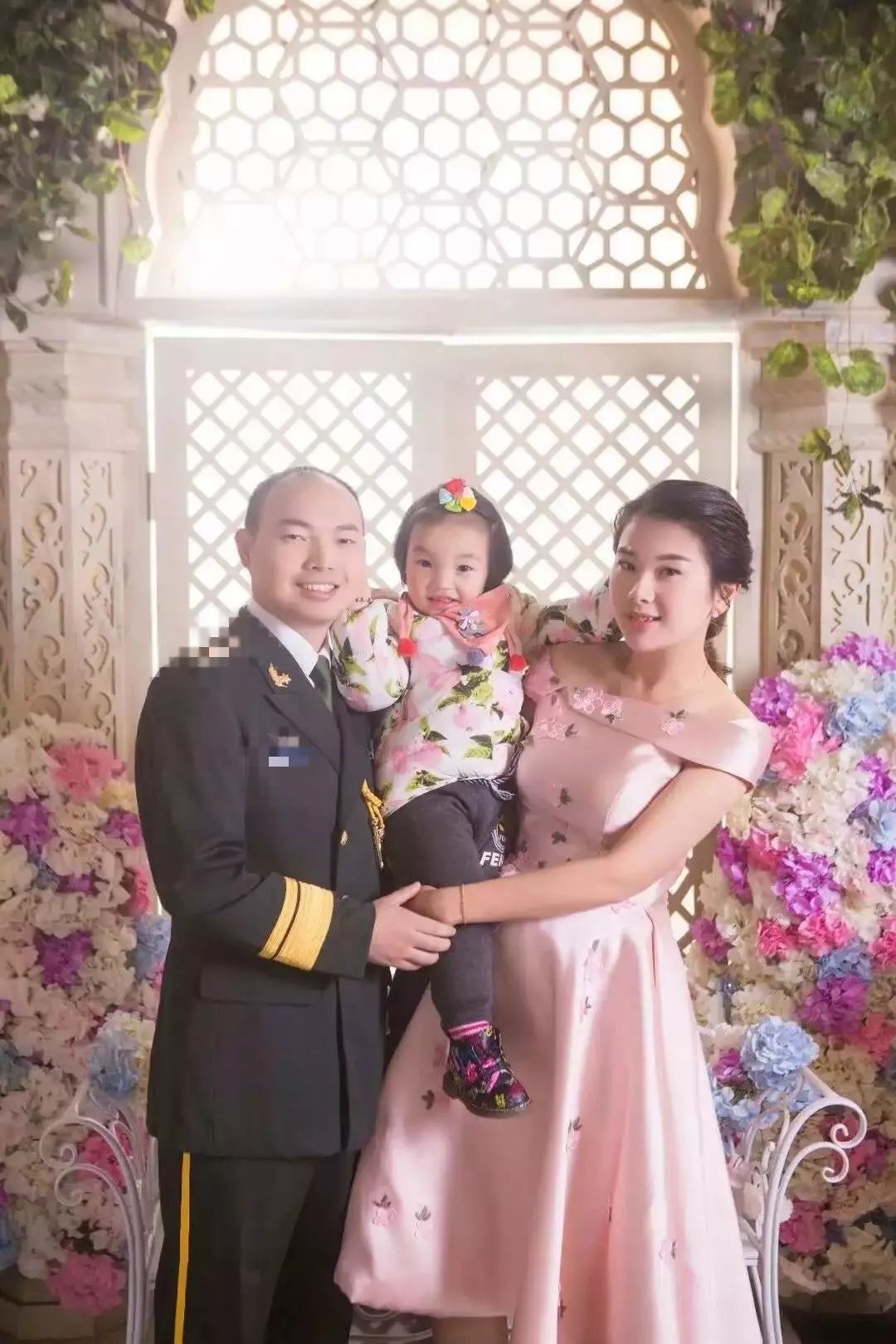 军爸给军娃惊喜视频,军爸送给军娃的六一礼物