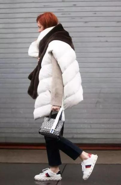 冬天时尚白色羽绒马甲穿搭,时尚百搭高档羽绒马甲穿出气质