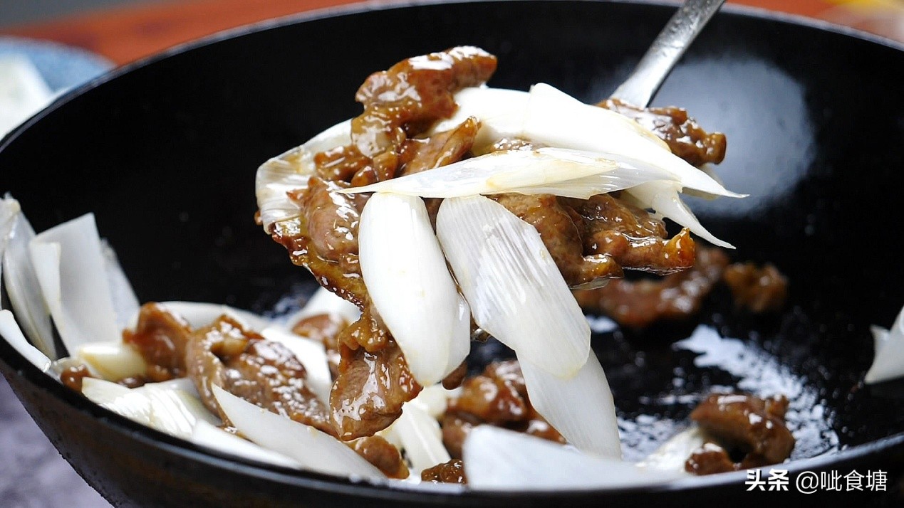 羊肉不腌烤几分钟,湘菜羊肉怎么炒才会更嫩爆炒羊肉