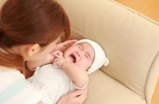 宝宝多大开始认生陌生人抱着哭,宝宝见到生人就开心