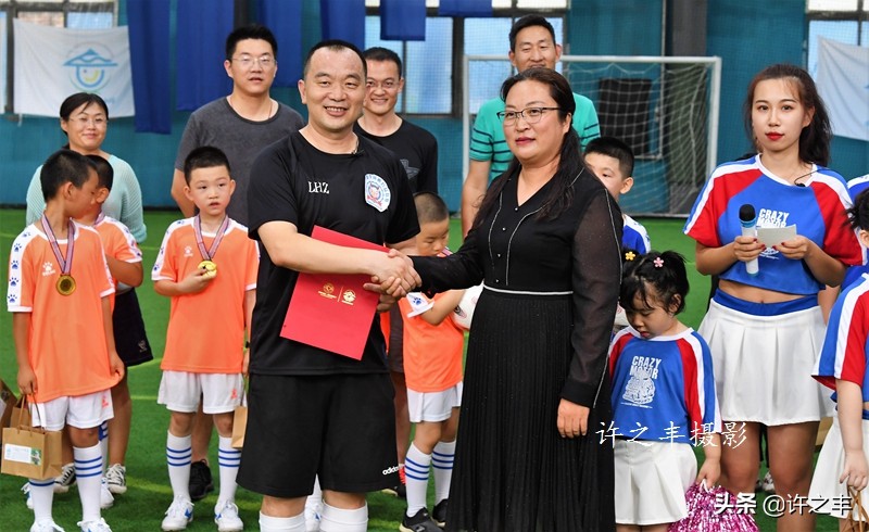 《首都抗疫医护人员亲子“同心公益”足球赛》
