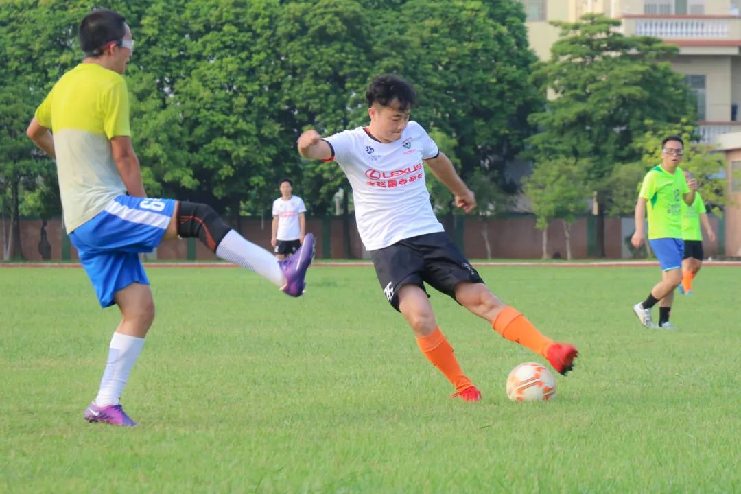 当足球之乡球队与广州高校校友冠军“激情相遇”,你更支持谁?