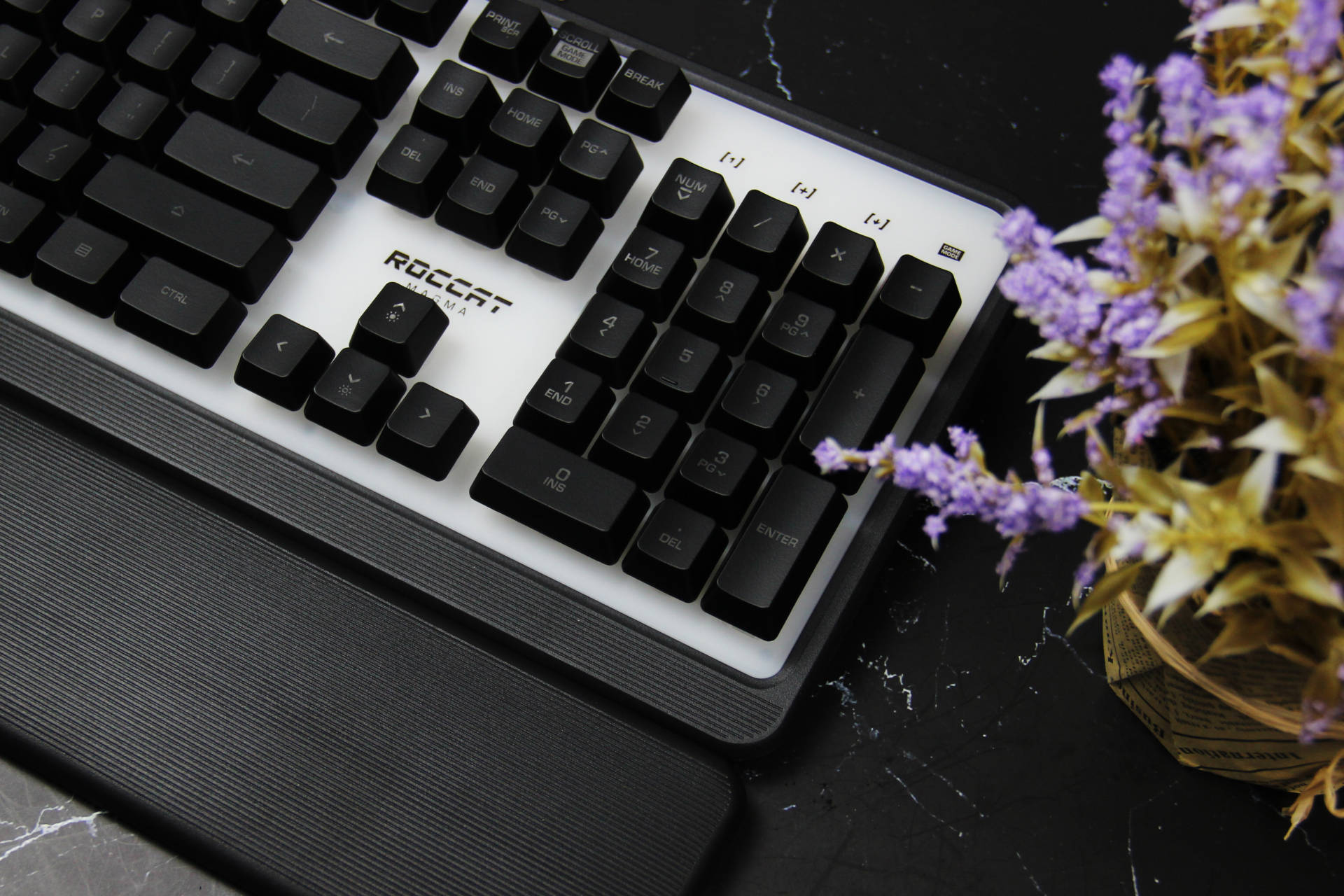 rgb键盘会出现个别不亮吗,rgb键盘有一个灯不一样怎么办