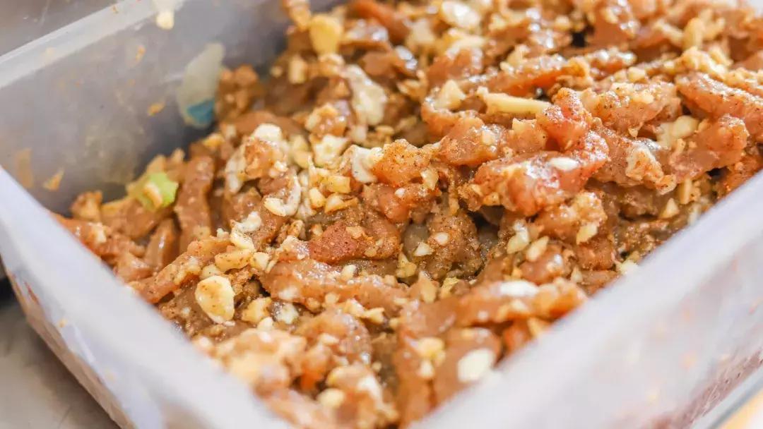 藏在厦门老社区的夫妻炸料摊，20元吃遍鲨鱼鸡腿醋肉菜丸