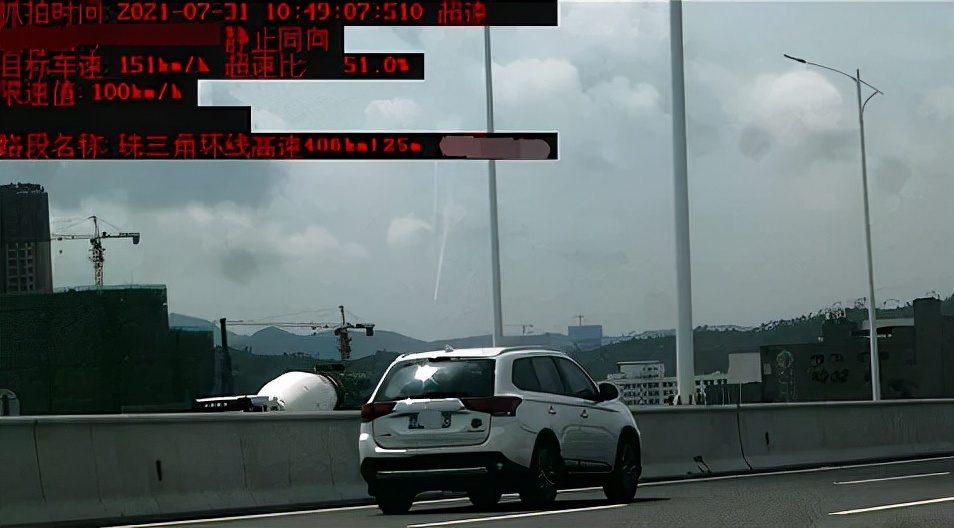 奥迪女子带孩子去江门游玩,时速飙到144公里,得知超速:怎么可能!