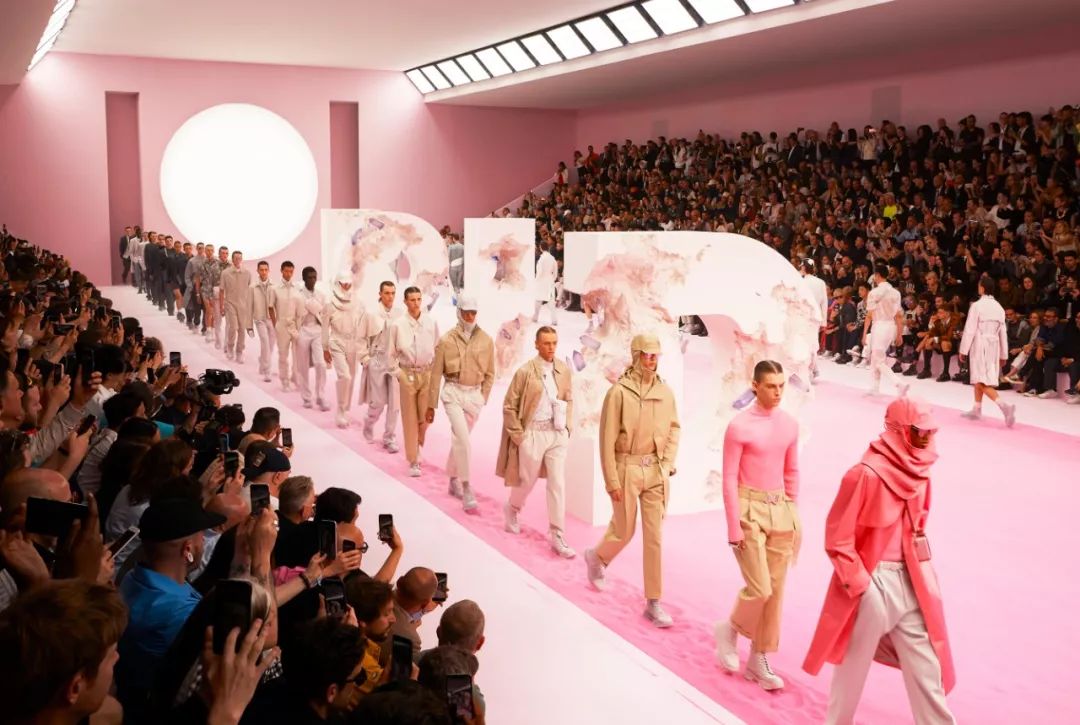 穿粉色就是娘娘腔？让小李子和猫王告诉你什么叫“油而不腻”