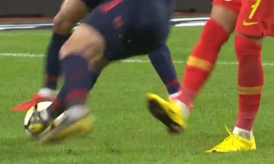 韦世豪上演一条龙撕破泰国后防线,韦世豪故意踢走皮球吃黄牌