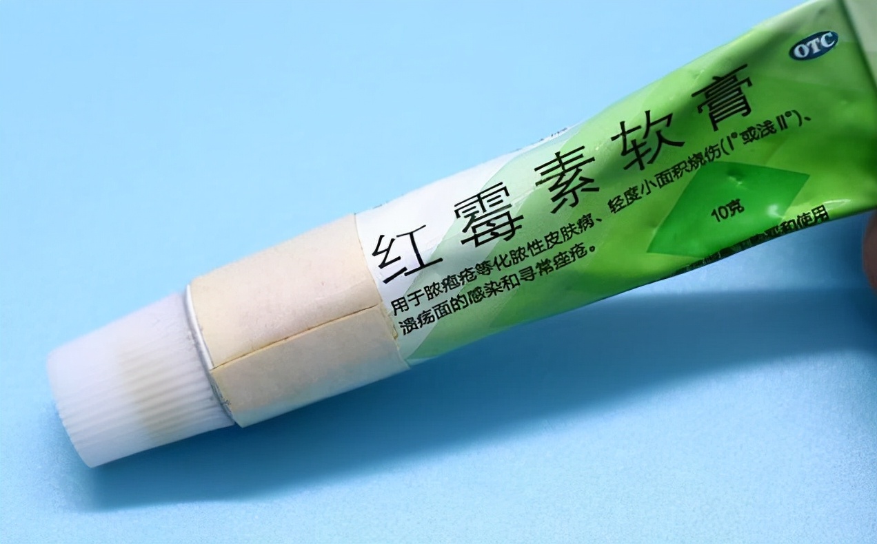 红霉素软膏作用与功效能治脚气吗,2块钱一支的红霉素