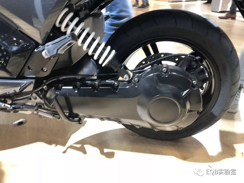 「米兰展独家」弯的电池？可当作充电宝的电池？外国人真会玩！