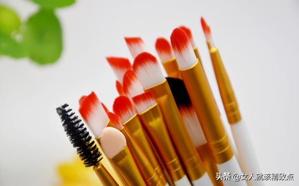 淡妆怎么画化妆教程,初学化妆教程女生淡妆