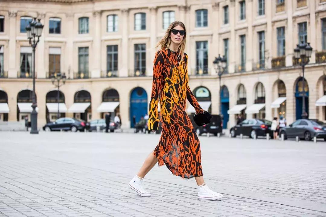 天气回暖怎么穿?裙子+运动鞋是时尚人群中热度最高的搭配法则