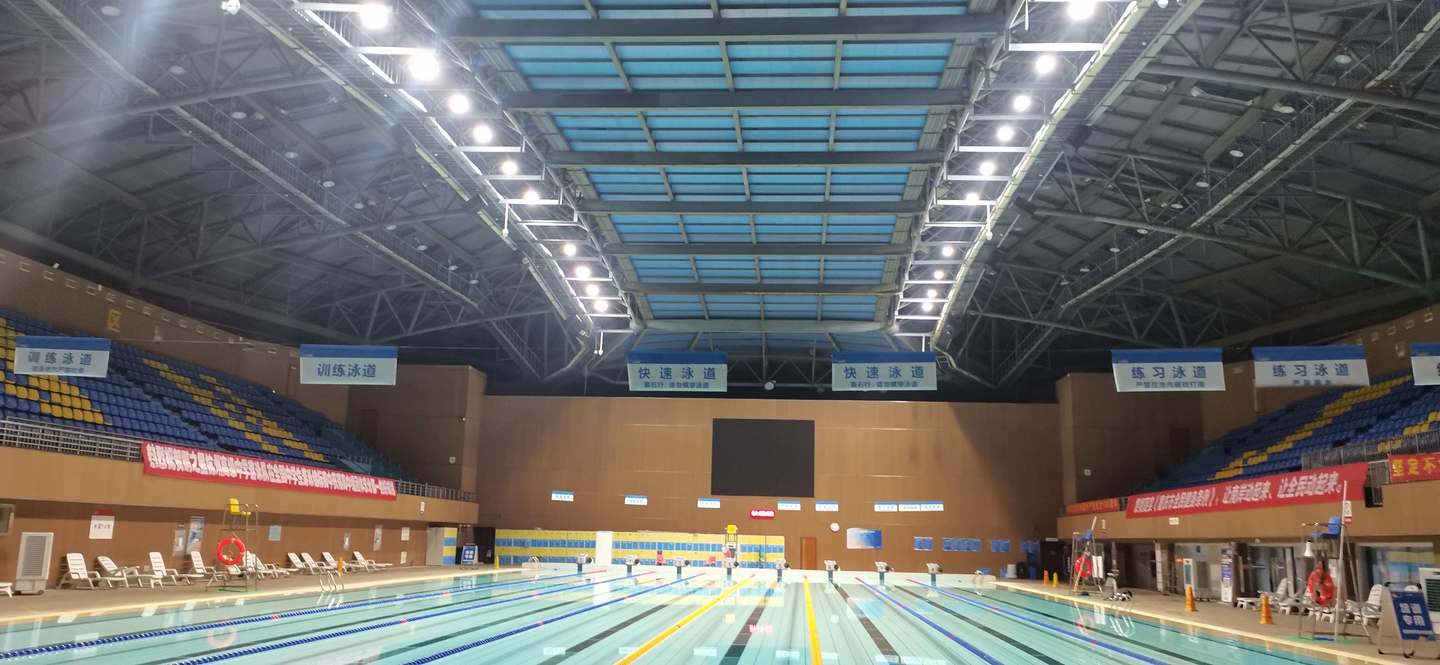 亚明照明led篮球场照明灯,唯亚蒂球场灯图片