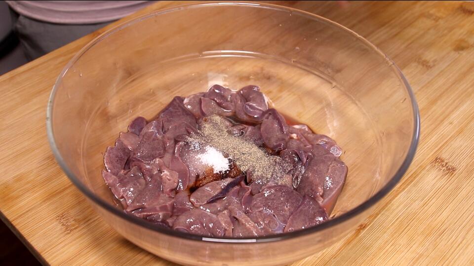 炒猪肝前是不是都要弄淀粉,炒猪肝很多人第一步就错了