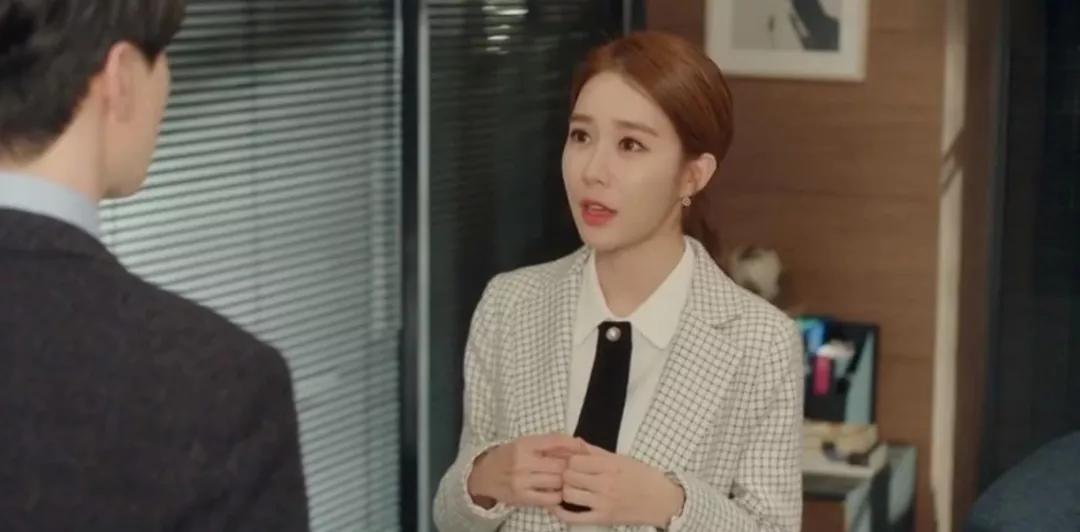 刘仁娜触及真心穿搭照,触及真心刘仁娜第一次去律所出场