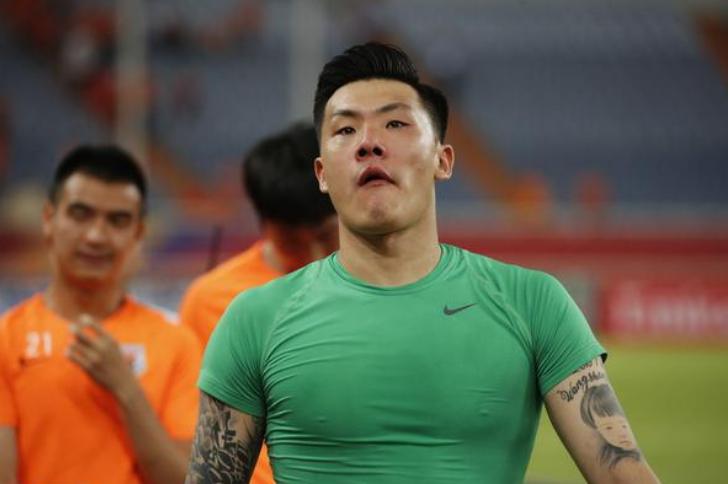 赛后王大雷和韦世豪,王大雷和郑智在中场训话