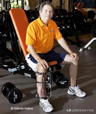 亿万富翁遭遇大象，苹果手机被踩爆碎成200块！人咋样了？