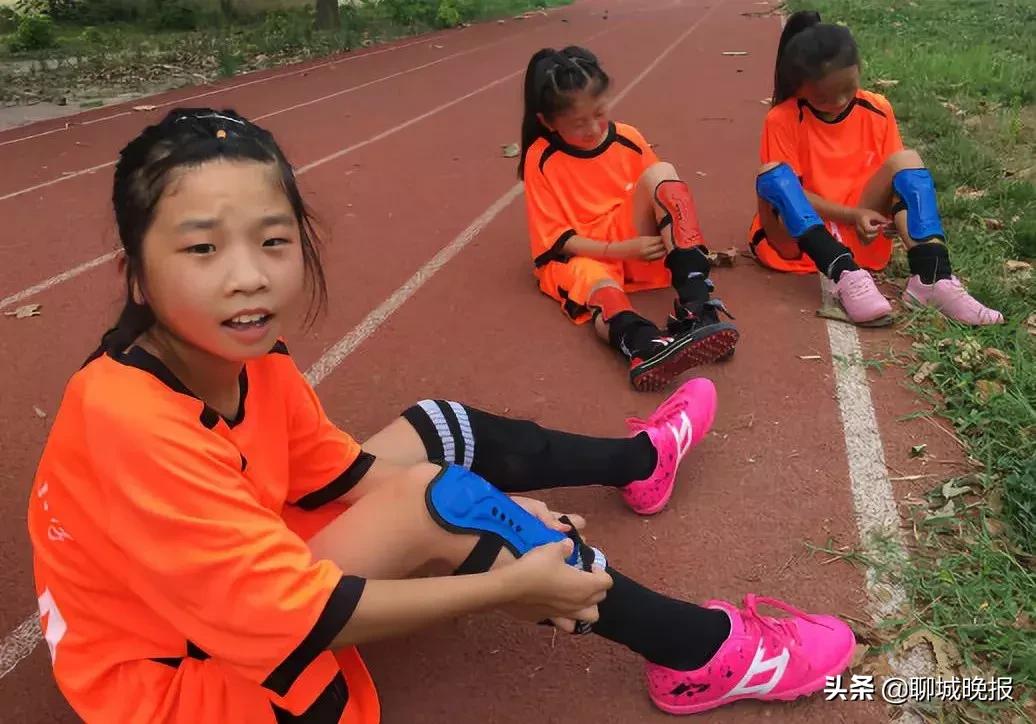 临清这所农村小学开放校园操场，30多个孩子暑假回校练足球