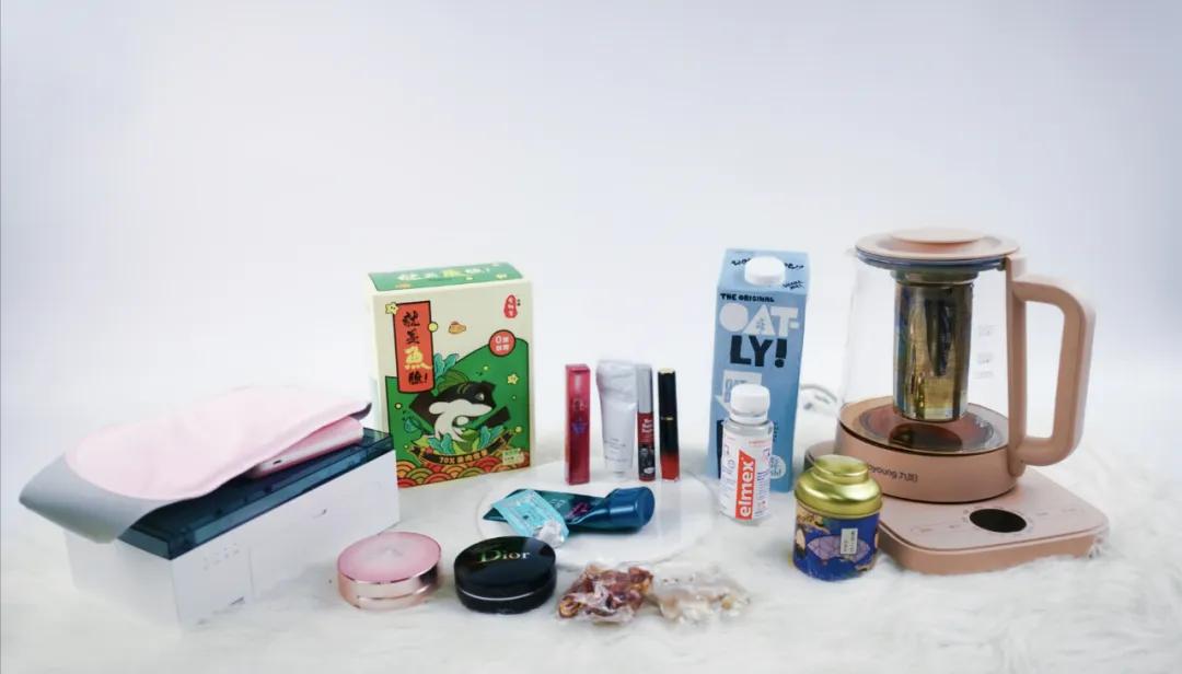 我突袭了同事的包包和办公桌,竟然扒出了这么多秘密