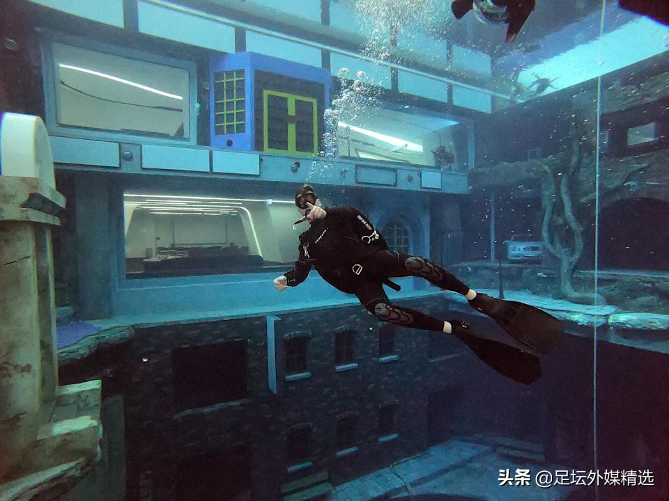 世界最深泳池在迪拜开业,迪拜全世界最高的游泳池
