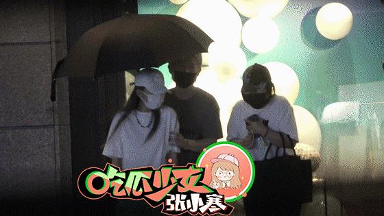 周扬青现身机场视频,周扬青疑回应恋情