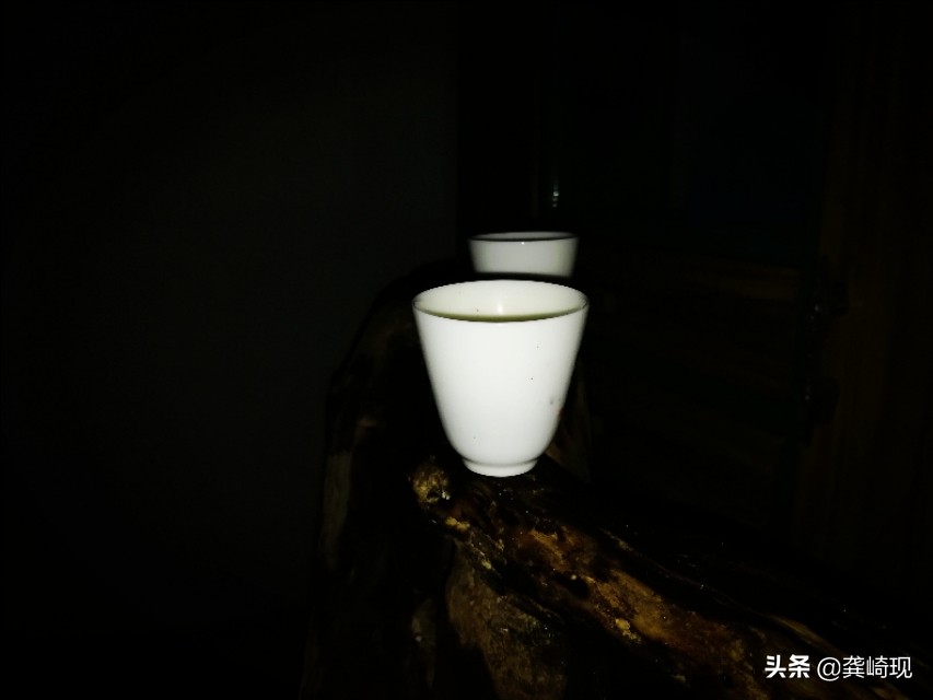 用根雕茶桌喝茶,根雕小茶桌泡茶