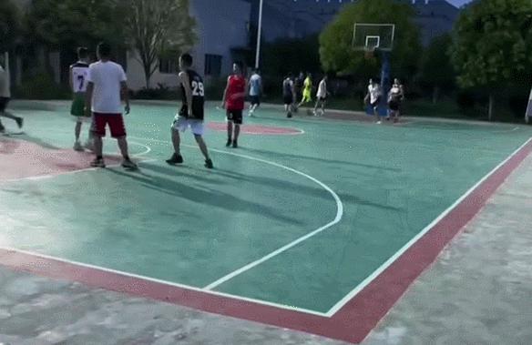 独山球迷福利！继紫薇广场后，中心广场篮球设施也安装完毕