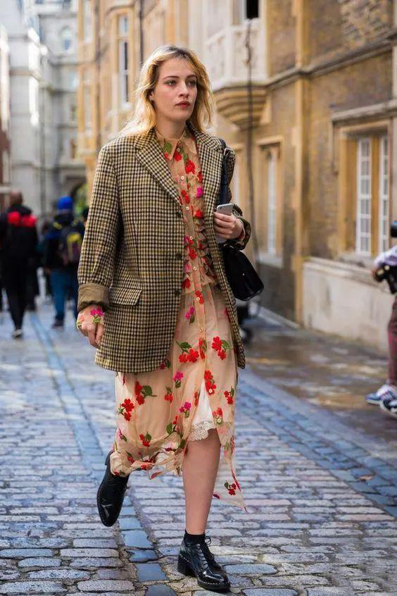 西装配裙子适合哪种发型,中长西装配什么裙子好看