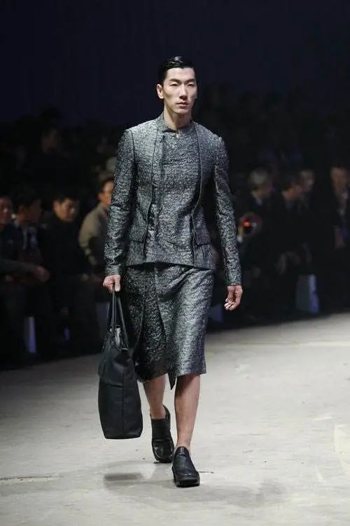 穷小子5万块钱成为世界首富,穷小子五分钱逆袭富豪的完整视频