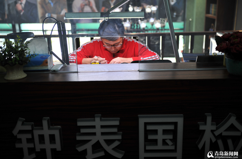 豪！一块腕表能买青岛一套房小伙开奢侈品收售店年流水过亿