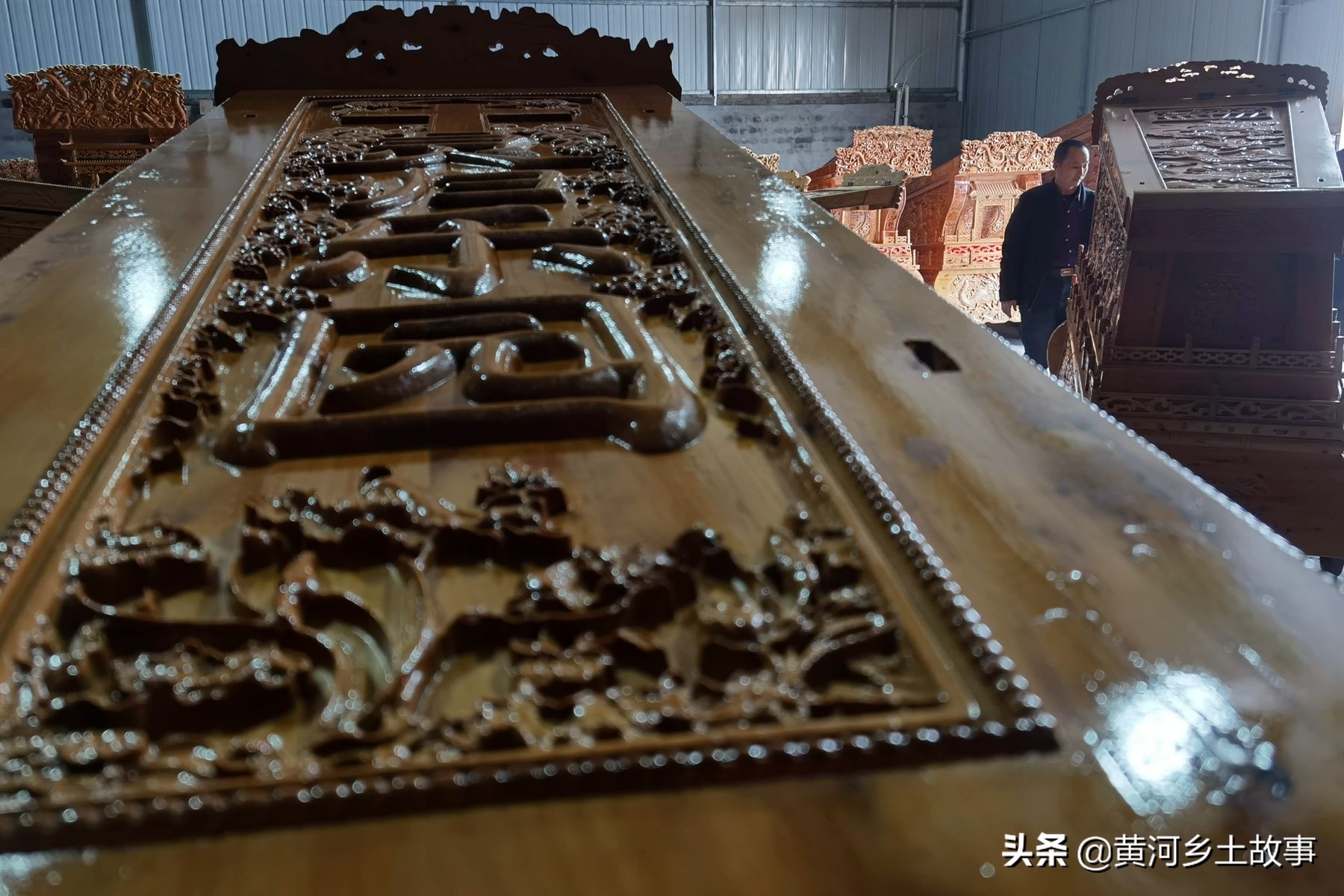 山西农民自制棺材,山西农民大哥做棺材