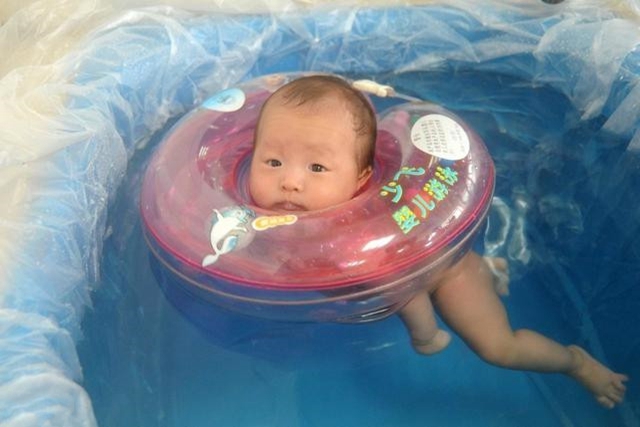 婴儿游泳的好处多还是坏处多,婴儿游泳的好处与弊端都是什么