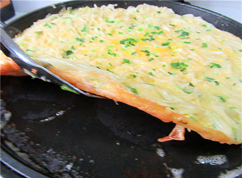 剩面条煎面条的做法,剩面条变身美味早餐饼