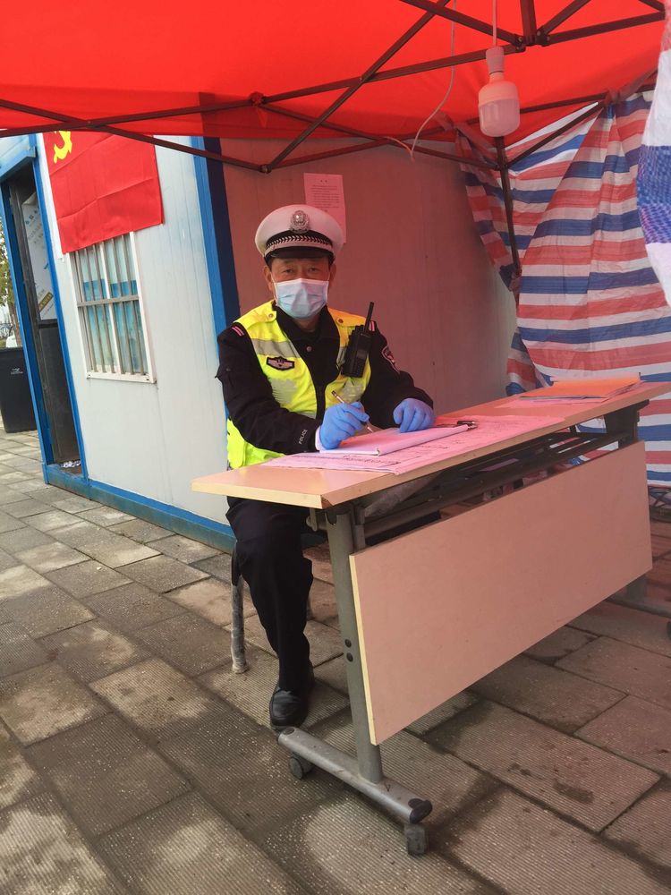 59岁老民警主动请缨上疫情防控一线，龙其安以卡为家创作抗疫诗歌