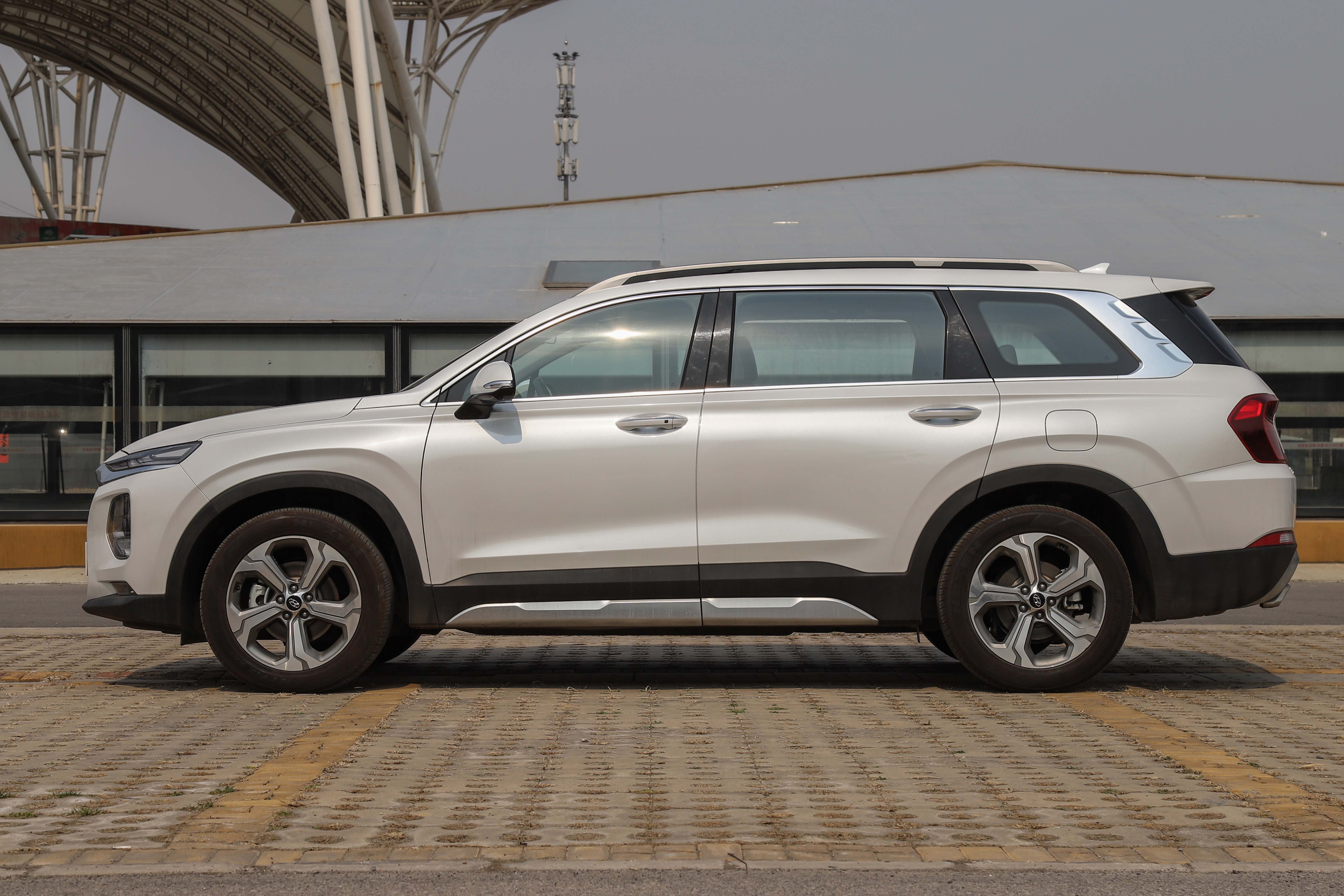 现代胜达和丰田汉兰达哪个好,胜达vs汉兰达车身尺寸