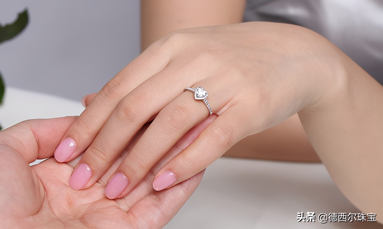 钻戒钻石脱落用502胶可以粘上吗,钻戒保养如何防止掉钻