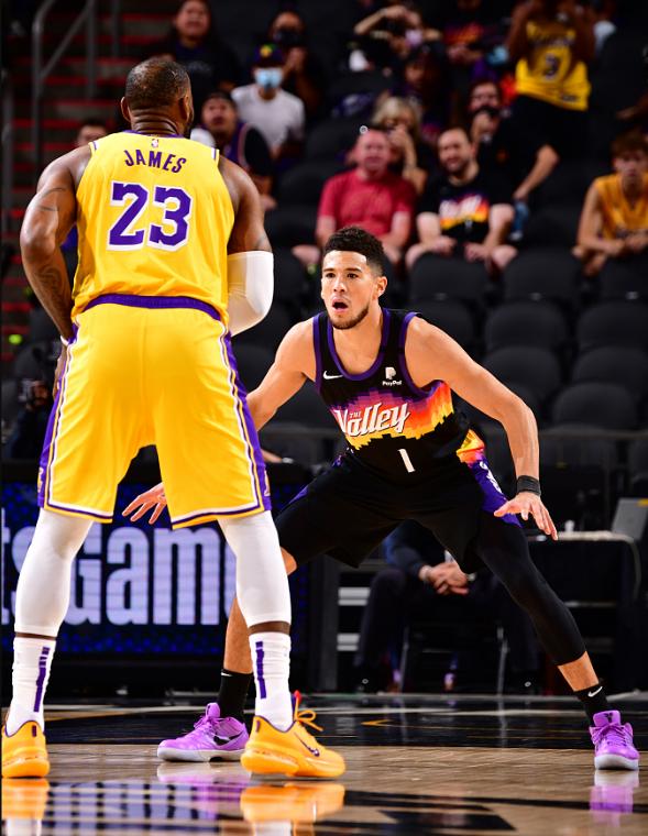 湖人稳了！布克19中6后却私会詹娜，一起进酒店，詹皇从不这么干