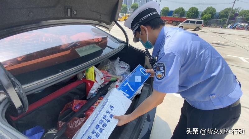 两车并排高速行驶武汉交警 (交警查获两地轿车)