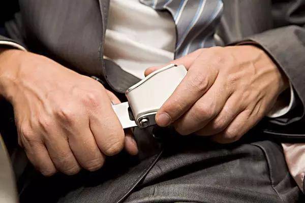 高血压坐飞机注意什么,恐高坐飞机要注意什么