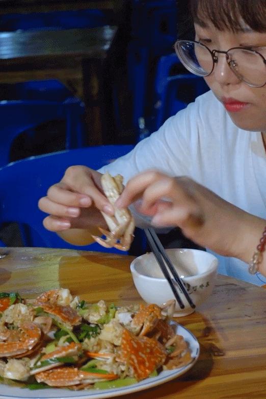 你愿意把夜晚交给谁？是舞台上的高跟鞋，还是大排长龙的宵夜摊