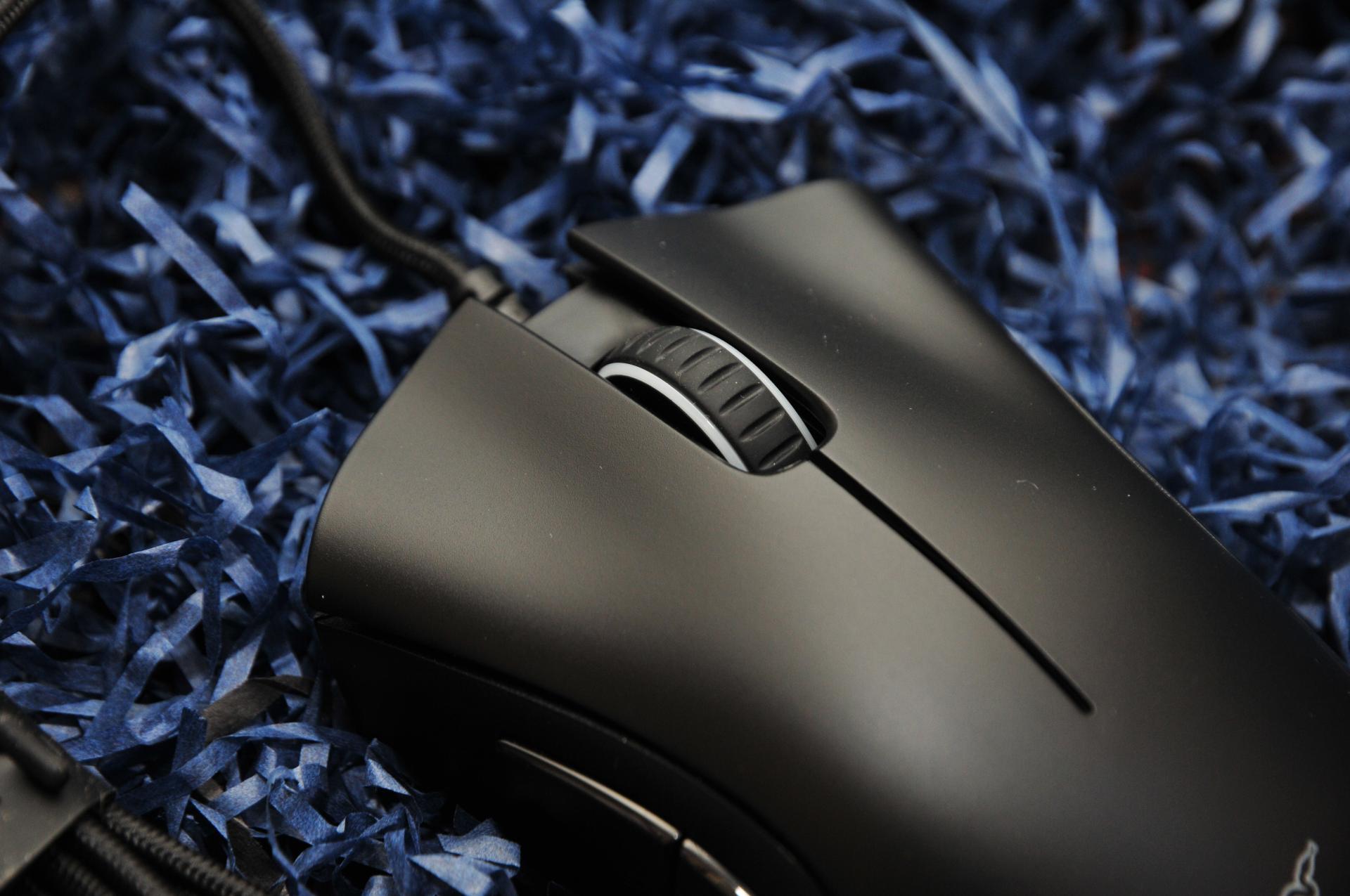 雷蛇蝰蛇鼠标测评,雷蛇毒蝰8khz有线游戏鼠标评测