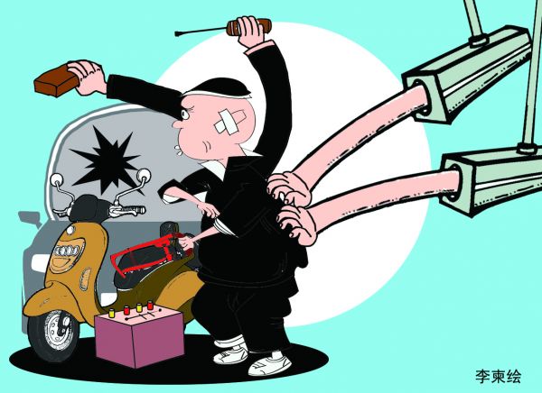 男子凌晨偷电瓶被巡逻民警抓现行,广西男子偷电瓶被捉审问