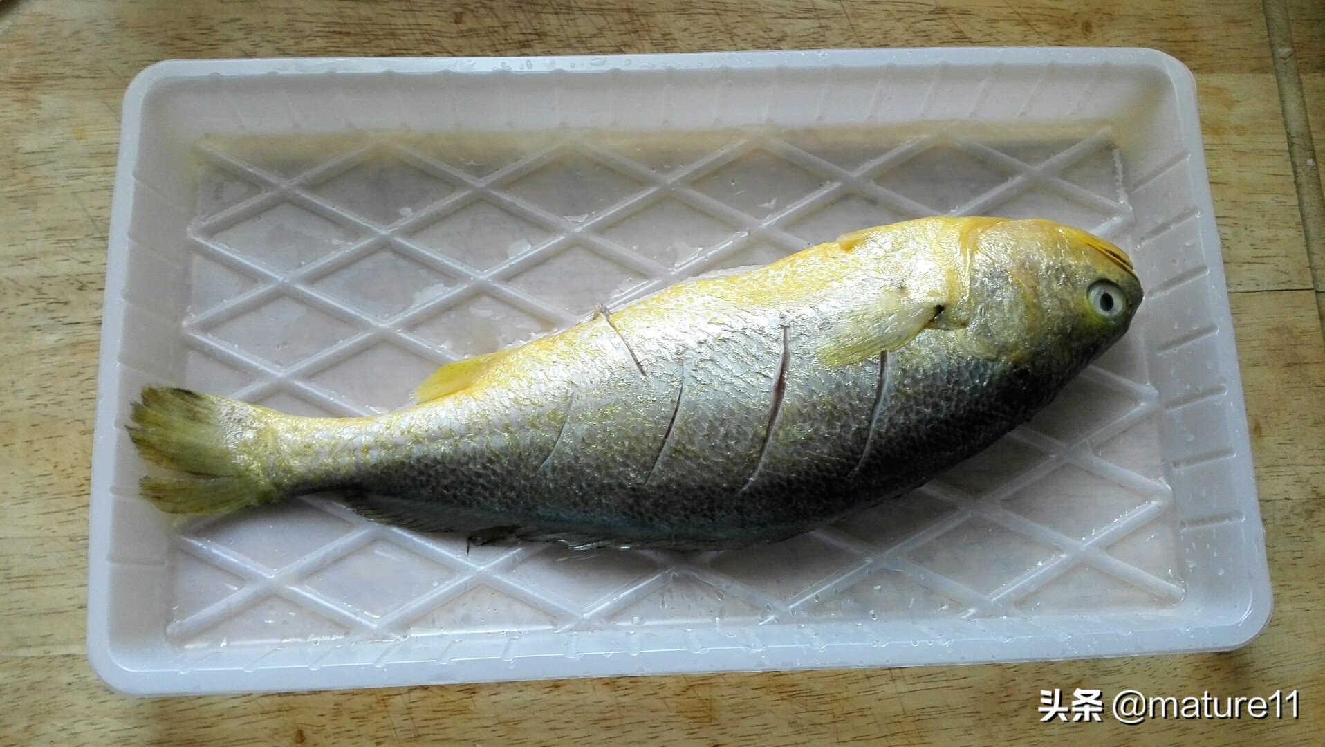 几招儿教你做鱼不粘锅不破皮、不散，鱼肉嫩又入味的方法，别错过