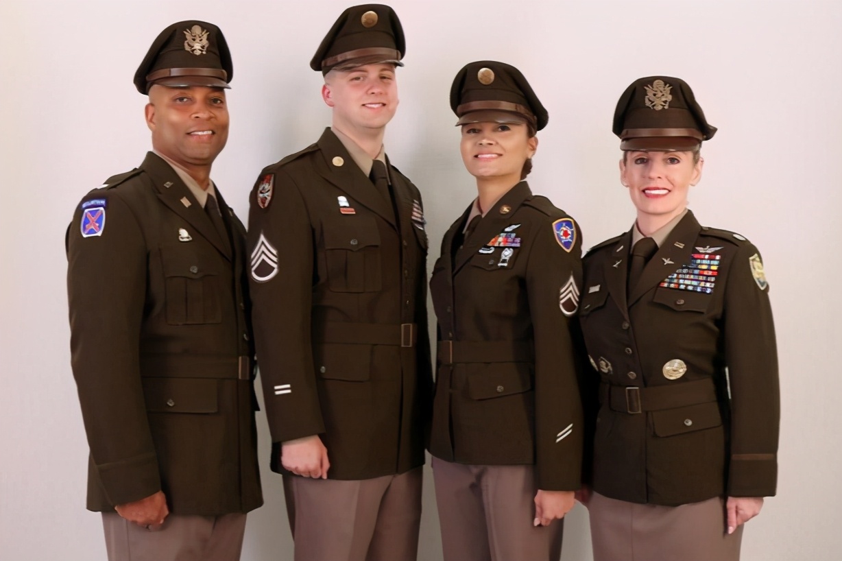 美军开始换装二战风格新式军装,美军新兵穿上新军装