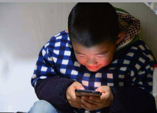 孩子痴迷手机管不听怎么办?试试这3招代替打骂,父母值得借鉴