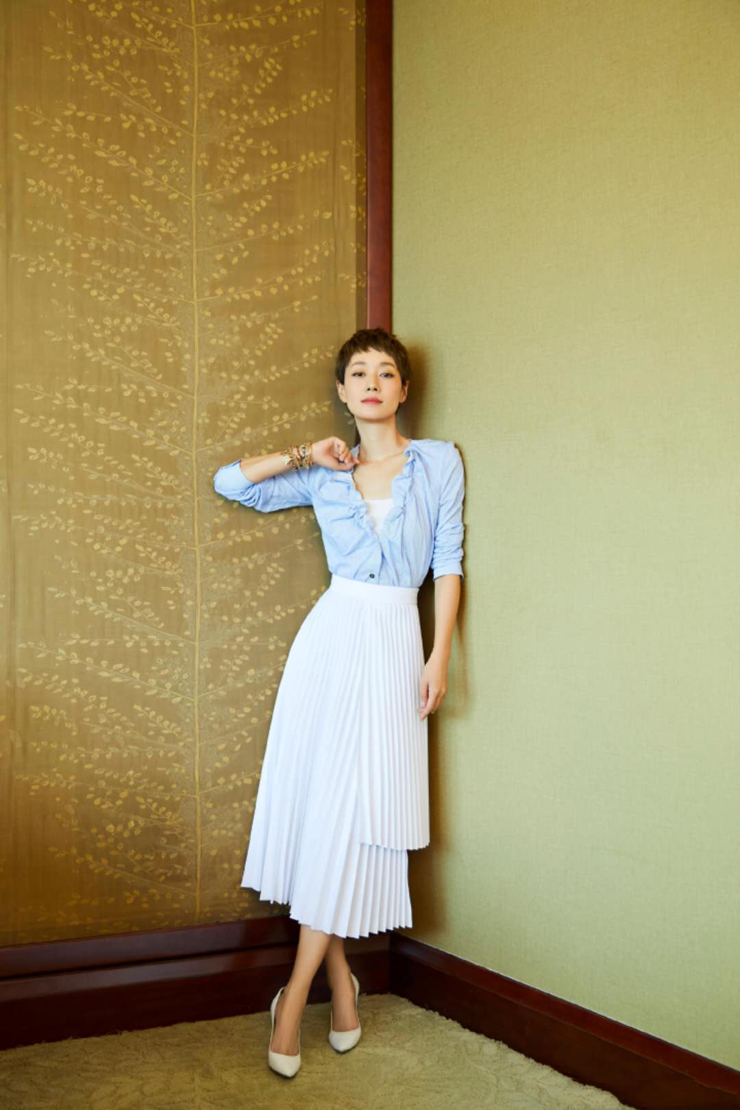 马伊琍穿小白鞋的照片,马伊琍白帽子