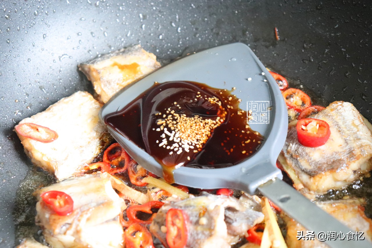 裹上面粉煎带鱼不粘锅不破皮,煎带鱼吃怎么样才能让带鱼不粘锅