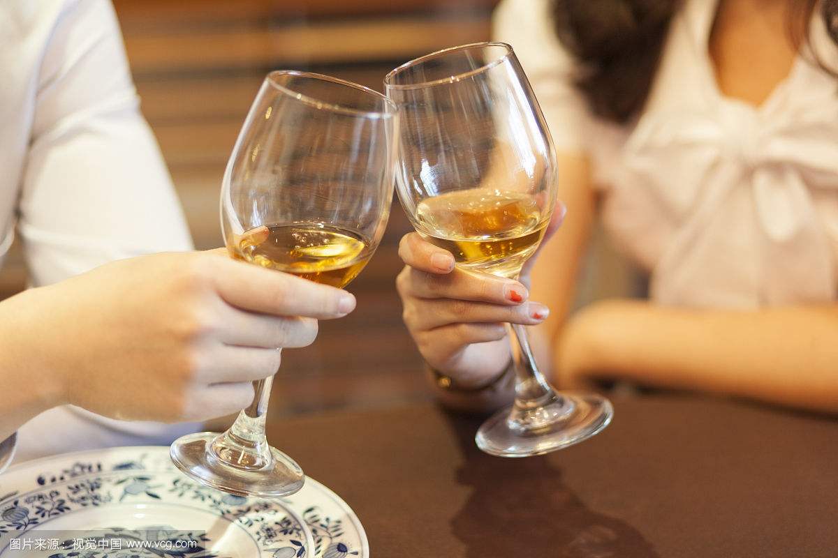 敬酒有讲究，学会这5个套路，让领导喝得高兴，还服服帖帖！