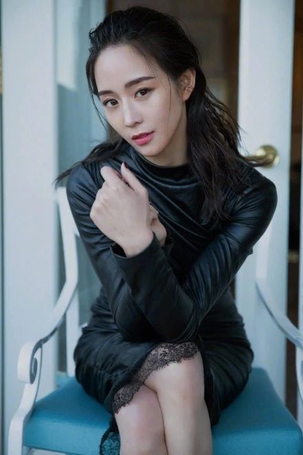 ​张钧甯挑战皮衣诱惑赶时髦！连衣裙套装+红唇实力扮酷，抢风头