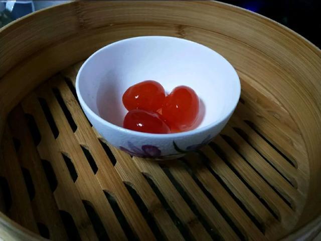 现在腌咸鸭蛋最合适，3步搞定，半个月就能吃，个个金黄起沙流油